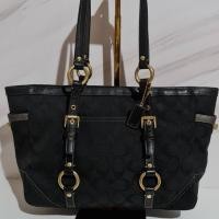 ราคา กระเป๋าโคชCoachมือสองผ้าแคนวาสแน่นลายตัวซีสีดำใหญ่สะพายคล้องไหล่สายหนังของแท้อะไหล่สีทองผ้าไม่ย้วยสภาพ90%สะอาดผ้าไม่รัน (11538540332)