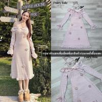ราคา งานป้าย Pairy Tale เดรสยาวสายเดี่ยวเปิดไหล่แต่งระบายแขนยาว แต่งดอกไม้ 3D โชคเกอร์ดอกไม้ (27274776583)