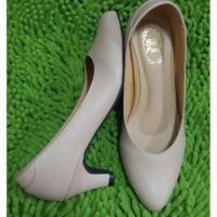 ราคา รองเท้าคัชชู สีครีม ส้นสูง 2นิ้ว (2795440823)