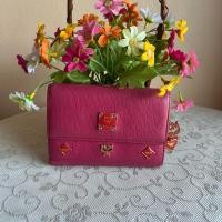 ราคา MCM กระเป๋าตังค์ 3 พับใบกลาง แท้ หนังแท้ มีร่องรอยใช้งานมือสองทั่วไป ขอบมุมมีรอย ด้านในสะอาด ขนาด 5 X 4 นิ้ว 990 บาท (27676337862)