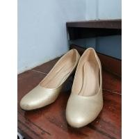 ราคา รองเท้าส้นสูง คัทชูสีทอง เบอร์39 มือสองสภาพดี (3585356029)