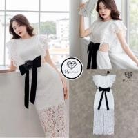 ราคา เดรสแขนกุดระบายลูกไม้ตัวยาวเข้ารูปสีขาวงานลูกไม้ฉลุเว้าเอวแต่งเข็มกลัดโบว์สีดำ (28858160492)