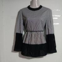 ราคา เสื้อผูหญิงแขนยาวลายทางขาว/ดำต่อผ้าฉลุสีดำที่แขนและชายหัวแขนจีบซิปซ่อนหลัง ผ้ายืดเล็กน้อยอก36-38นิ้วเอว29-30นิ้ว (29326703679)