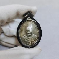 ราคา หลวงพ่อแดง วัดเขาบันไดอิฐ เหรียญรุ่นแรก พ.ศ.๒๕๐๓ ด้านหลังกลางเหรียญ เป็นยันต์ครู ขมวด ๔ มุม (25050765239)