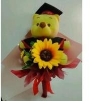 ราคา ช่อดอกไม้รับปริญา ตุ๊กตารับปริญญา ช่อตุ๊กตาหมีพูรับปริญญา ช่อดอกไม้ ขนาด กว้าง 28 ซม. สูง 37 ซม.(หมีพูถือดอกทานตะวัน)) (19162196204)