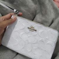 ราคา กระเป๋าคล้องมือ coach มือสอง สีขาว size s 1ซิป (3718664451)