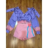 ราคา จับเซ็ท เสื้อซาตินแขนยาวผูกโบว์ที่ไหล่ สีม่วง กางเกงกระโปรงสีชมพูแต่งดอกไม้ แบรนด์ Landmee (27124671546)