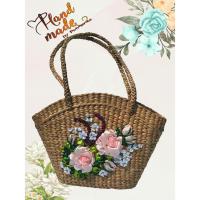 ราคา (พร้อมส่ง) กระเป๋าสานผักตบชวาปักริบบิ้น ไซส์ L ลายดอกกุหลาบ (23475508423)