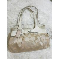 ราคา กระเป๋าCoachมือสองของแท้ลายCสีน้ำตาลอ่อนหูหนังขาวสภาพผ่านการใช้งานใช้เองตำหนิน้อยมาก (29132048600)
