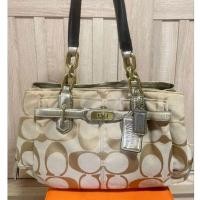 ราคา saleกระเป๋า Coach แท้ รุ่นChelsea Signature Jayden ผ้าสวยไม่รัน หูทำใหม่แต่สวย ซับในสะอาด ไซส์ 12 นิ้ว ขาย 490 บาทค่ะ (24431703796)