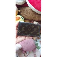 ราคา Lv มือ2 ของแท้ / 5.5*3.2 "ตำหนิขอบมุม+ด้านในมีลอกไม่เหนียว / ช่องเยอะ/ ใช้งานได้ทุกช่องซิปปกติ / หาสายมาcrossได้ (19591380072)