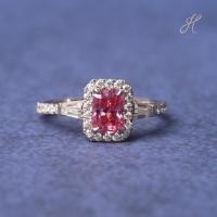 ราคา แหวน Emerald-Cut Pink Moissanite บ่าข้าง 1 กะรัต-(Emerald-Cut Pink MoiCTssanite Ring with Side Stones (1) (28028001456)