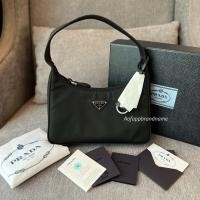 ราคา ลดเพิ่ม50.- ใส่โค้ดAOFA050 (ส่งฟรีด่วนEMS) ของแท้ New Prada hobo re-edition 2000 หูผ้า (19260347621)