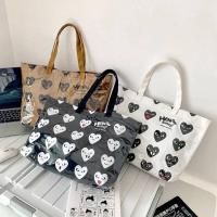 ราคา กระเป๋าหิ้ว COMME DES GARCONS กระเป๋าผ้า หุ้มพลาสติกใสกันน้ำ มี 3 สี ขาว ดำ และน้ำตาล ขนาด 44 x 47.5 x 9 cm (22916766327)