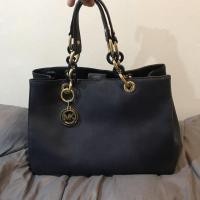 ราคา พร้อมส่ง MK Michael Kors กระเป๋าถือ สีกรม มือสอง สภาพดี (21002677738)