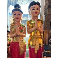 ราคา ตุ๊กตาไม้ ตุ๊กตานางไหว้ ยืน สวัสดี สูง60นิ้ว ปิดทองคำเปลวไม้จามจุรี แกะสลัก สวมชุดไทยโจงกระเบน ยืนไหว้ยิ้มละไม (24705192643)