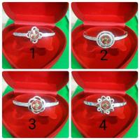 ราคา กำไลข้อมือกังหันแชกงหมิวสีเงินล้อมเพชรใบพัดหมุนได้ (647259128)