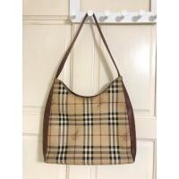 ราคา ขายเทBurberry vintage bag กระเป๋าเบอเบอร์รี่ มือสอง วินเทจ รับประกันแท้% สะพายไหล่พร้อมส่ง‼️ (18392231986)