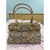 ราคา Coach Hampton Signature Handbag กระเป๋าถือ หนัง/ผ้าแคนวาส มือสอง รับประกันของแท้ 100% (7591423012)