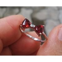 ราคา แหวนเงินแท้ 925 Sterling silver ฝังพลอยโกเมน (Red Garnet) 1.10 กะรัต ชุบทองคำขาว อัญมณีประจำเดือนมกราคม (2307531825)