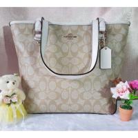 ราคา COACH F58294 ZIP TOP TOTE IN SIGNATURE COLOR : IMITATION GOLD/LIGHT KHAKI/CHALK (452811972)