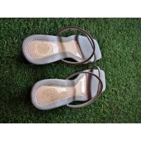 ราคา รองเท้าส้นสูงมือสอง size39-40 (15749586241)