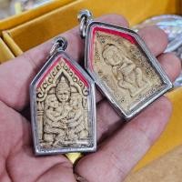 ราคา ขุนแผนมหาเสน่ห์ พระขุนแผนอุ้มนางราวทองและนางวันทอง ด้านหลังเป็นกุมารลูกกรอกดูดทรัพย์ เนื้อผงพุทธคุณเลี่ยมกรอบตลับ (25522917291)