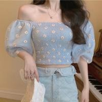 ราคา เสื้อเปิดไหล่แขนพอง ลายปักดอกเดซี่ (6434849043)
