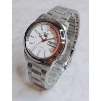 ราคา นาฬิกา SEIKO 5 Automatic รุ่น SNKK25K1 นาฬิกาข้อมือผู้ชายสายแสตนเลส หน้าปัดขาว/แดง - ของแท้ 100% รับประกันสินค้า 1ปี (2252563762)