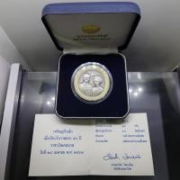 ราคา เหรียญเงินรมดำ ที่ระลึก 50 ปี พระบรมราชา ภิเษกสมรส ปี2543 พร้อมใบเซอร์ กล่องหนัง (7997613794)