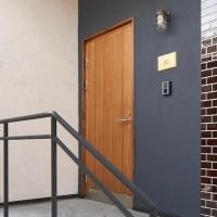 ราคา ประตูไม้อัด ลายโมเดิร์น แบบไม่มีกรอบบาน <งานไม้อัดวางไม้แนวแนวตั้งเว้นร่อง> (29478899527)