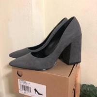 ราคา Charles&Keith รองเท้าส้นสูง ส้นหนา สีเทาดำ (2160290025)