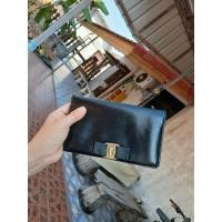 ราคา Ferragamo มือสองของแท้ / น่ารักsize 7.5*4.4 "/ในดูดี+สะอาดช่องเหรียญมีร่องรอยบ้าง (หาสายมาทำเป็นcrossbodyได้ (25963600540)