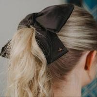 ราคา ♡ของแท้ มือ1♡ โบว์ติดผม จากแบรนด์ "Invisibobble" WAVER PLUS – ROSIE FORTESCUE BOW PLEASE (1 กล่องมี 1 ชิ้น) (25579281277)