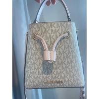 ราคา กระเป๋าทรงขนมจีบ MK สีขาว สายชมพู MICHAEL KORS (23559271741)