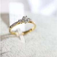 ราคา [DR706] แหวนเม็ดเดี่ยว ประดับเม็ดเดี่ยวบ่าข้างเพชรแท้ ทอง 9K เพชรแท้รวม 0.20 กะรัต 19 เม็ด น้ำหนักทอง 1.70 g. ไซต์พร้อมส (25995579123)