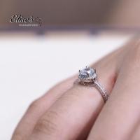 ราคา Elise's ER-1066 แหวนเพชร CZ เกรดพรีเมี่ยม หน้าเพชรขนาด 0.7 กะรัต พร้อมเพชรประดับข้าง เคลือบทองคำขาว ไม่ลอกไม่ดำ (6026345968)