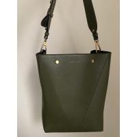 ราคา กระเป๋าสะพายข้าง charles & keith ของแท้ 100% มือ2 (11986332066)