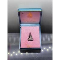 ราคา รูปหล่อพระพุทธมหาสุวรรณปฎิมากร (หลวงพ่อทองคำ สุโขทัยไตรมิตร) วัดไตรมิตรฯ สมโภชพระมหามณฑป ปี 2552 เนื้อเงิน พร้อมกล่องเดิ (29409514906)