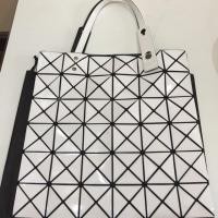 ราคา Bao bao 6x6 มือ 2 ราคาดี สภาพใหม่ใช้เอง สีขาวของแท้ (2218778746)