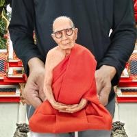 ราคา NMT8 หลวงปู่แหวน สุจิณโณ วัดดอยแม่ปั๋ง หน้าตัก5นิ้ว งานไฟเบอร์หุ่นขี้ผึ้งห่มจีวรติดเกศาเสมือนจริง (19491525614)