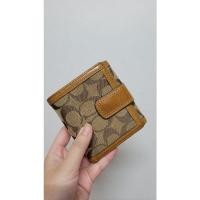 ราคา กระเป๋าสตางค์ผู้หญิง แบรนด์ coach แท้ ของมือสองใช้เอง ซื้อจากชอปอเมริกา วัสดุผ้าและหนังแท้ ทนทาน (29759069872)