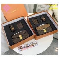 ราคา NEW!!!กระเป๋าคล้องไหล่หลุย สาย 2แบบ+กระเป๋าสตางค์ซิปรอบ+พวงกุญแจ ไซส์ 8 นิ้ว เกรดมิลเลอร์ สินค้ามีกล่อง (21584249229)