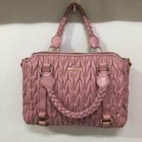 ราคา กระเป๋ามือสอง MIU MIU (มิว มิว) สีชมพู หนังแท้ ขนาด 14 นิ้วครึ่ง พร้อมส่ง (17663614981)