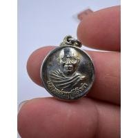 ราคา เหรียญกลมหลังยันต์เกราะเพชร หลวงพ่อฤาษีลิงดำ วัดท่าซุง ด้านหน้าตอกโค๊ต เนื้อกะไหล่เงิน (25813598518)