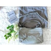 ราคา Balenciaga Hip (หนังแกะ) สีเทาหมุดเงิน ปี 2020 ของแท้ 100% (20563080665)