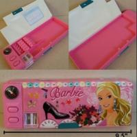 ราคา กล่องดินสอแม่เหล็กเปิดได้ 2 ด้าน มีเหลากบในตัว Barbie บาร์บี้ ขนาด 9.5x3.5 นิ้ว (1942709749)