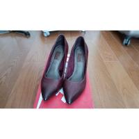ราคา used S.oliver premium shoes size 36 สีBurgandy รองเท้าส้นสูงหนังแท้ S.Oliver แบรนด์จาก Germany สภาพปัง (14480757710)