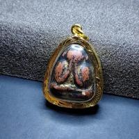 ราคา จี้พระ พระปิดตา หลวงพ่อแก้ว หน้าแก้ว หลังแบบเนื้อผงจุ่มรักแดง ปิดทองเดิม วัดเครือวัลย์ [มินิมูฯ] (27777721989)