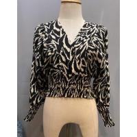 ราคา Fashion เสื้อครอปแขนยาว คอวี สีดำลายกราฟฟิก เอวจั้ม สินค้ามือ 1 (10653209216)